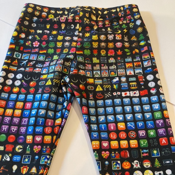 EMOJI KIDS LEGGINGS WITH MANY EMOJIS FOR A 6-7 YEAR OLD - Picture 12 of 12